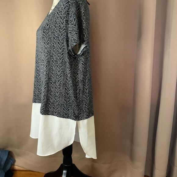 Pit to pit 21 inches the length and shoulder to him is 31.  9/1 - Picture 2 of 8